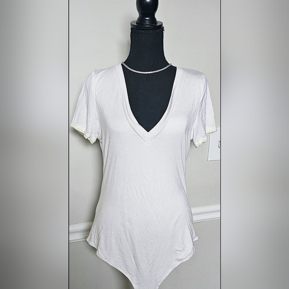 XLarge Women's Ivory V-Neck Bodysuit - Picture 1 of 5